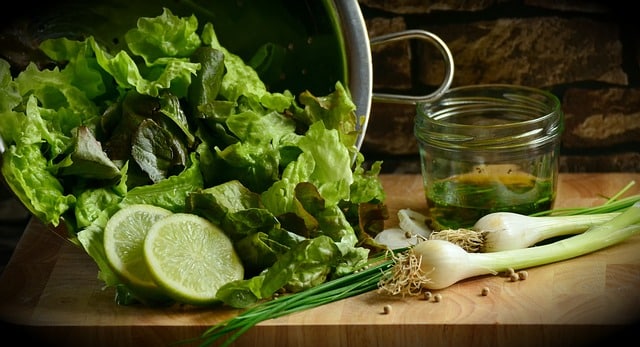 grüner Salat Fetakäse auf Teller