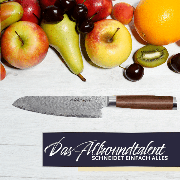 Damastmesser mit Obst auf weißem Untergrund.