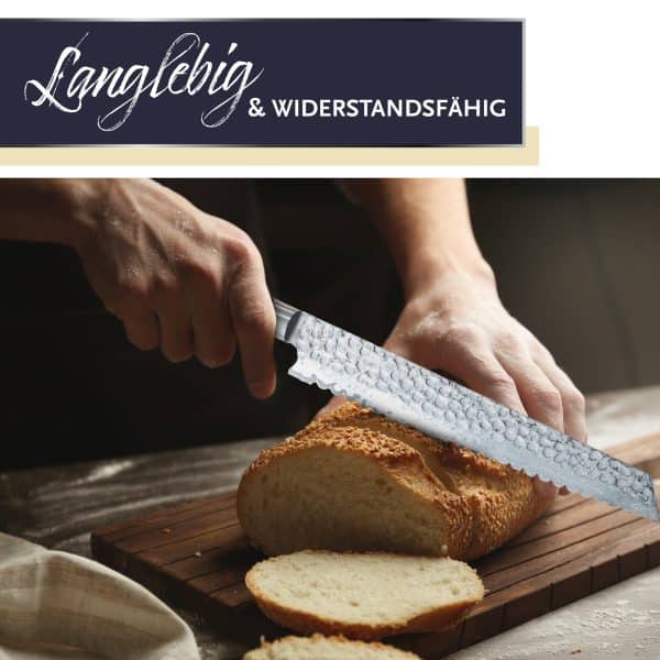 Messer schneidet frisches Brot auf Holzbrett.