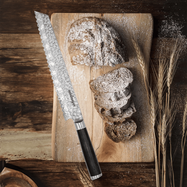 Geschnittenes Brot und Messer auf Holzbrett.