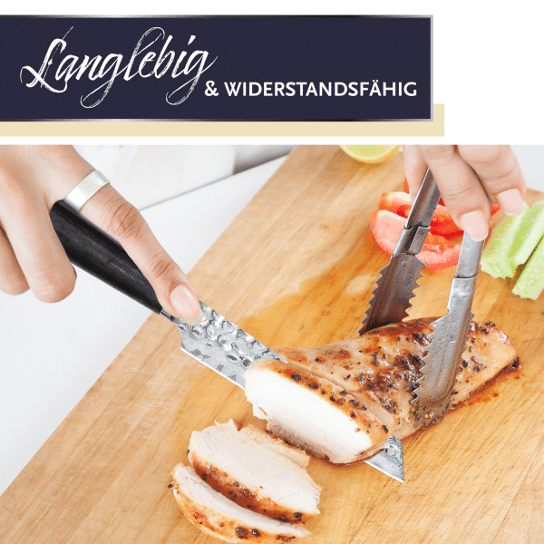 Hand schneidet Hähnchenbrust mit Küchenmesser.