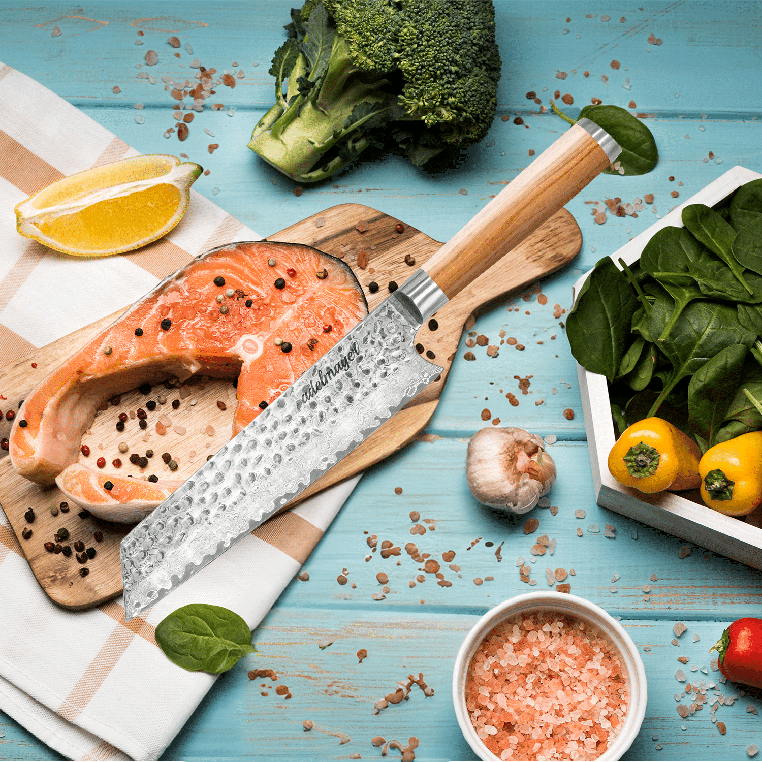 Lachs auf Schneidebrett mit Gemüse und Gewürzen.