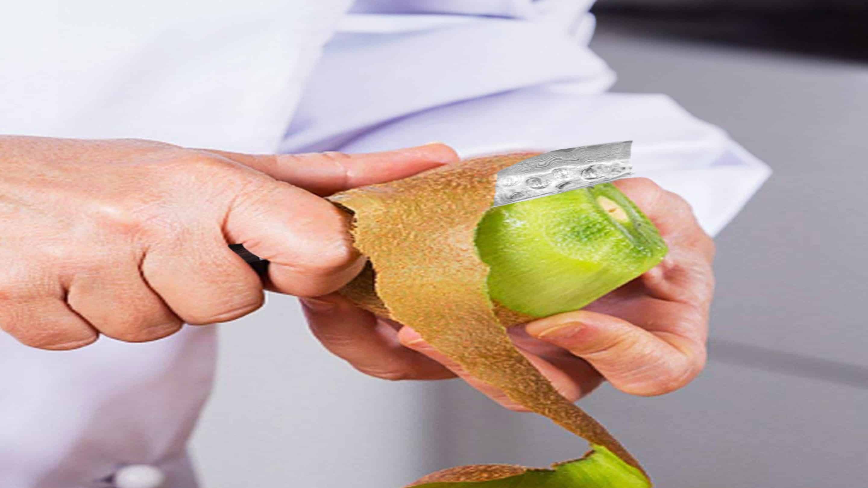 Dokter schilt kiwi met een scalpel.