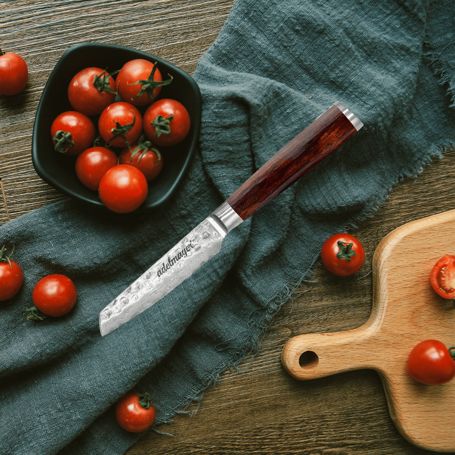 Tomaten und Messer auf Holztisch.